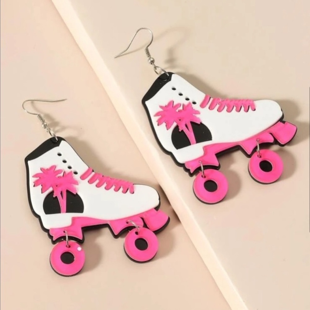 🎉 Roller Derby Dangly Earrings 🛼 - Picture 1 of 3
